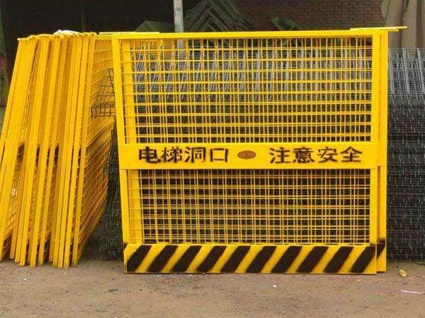 電梯安全防護(hù)門(mén)圖片2